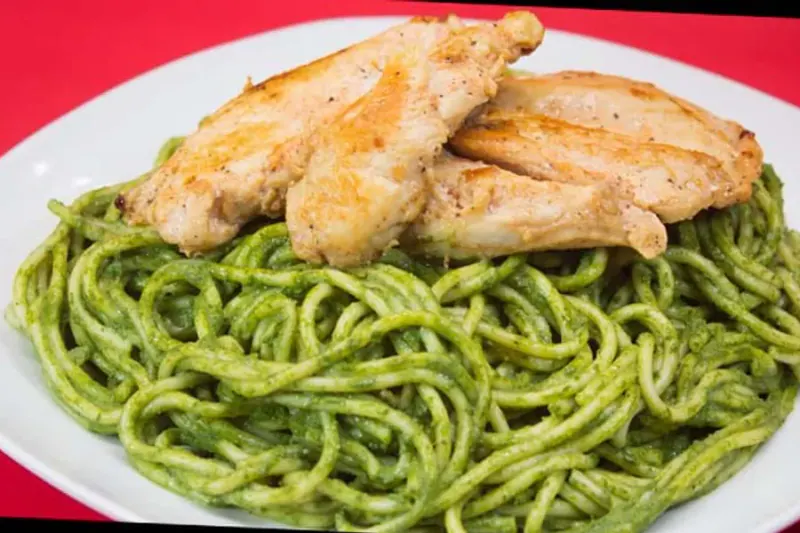 Tallarines Verdes con Pollo