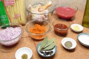 Ingredientes para preparar tallarines rojos con pollo