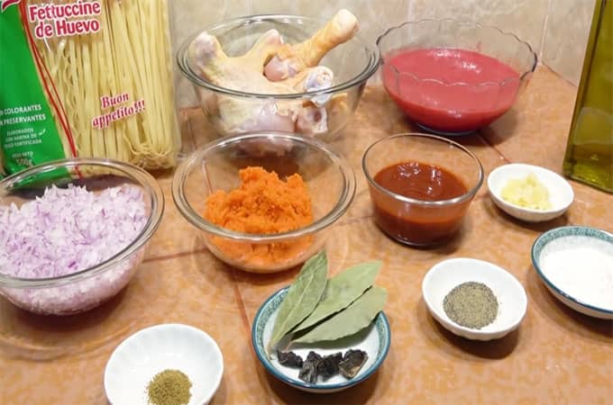 Tallarines Rojos con Pollo - Ingredientes
